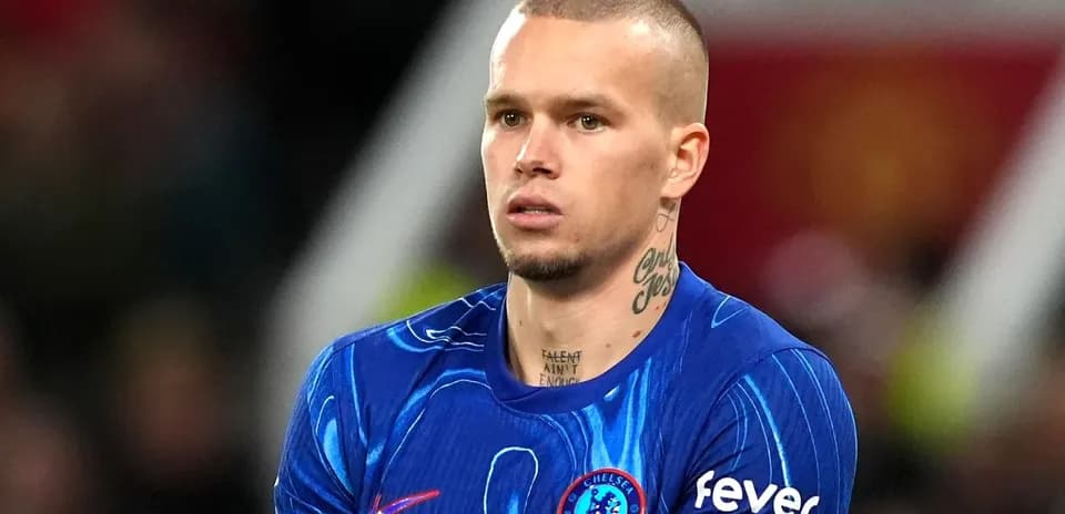 Jugador de Chelsea en uniforme azul durante partido