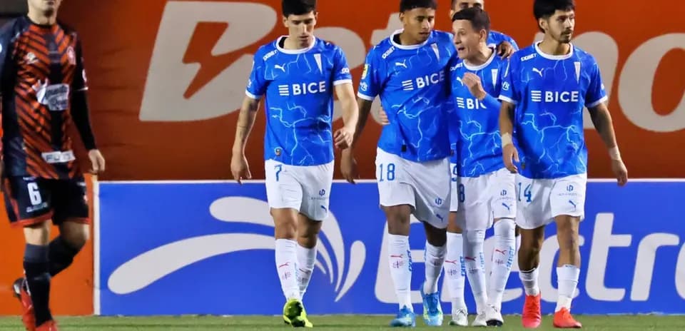 Jugadores de U. Católica celebrando un gol