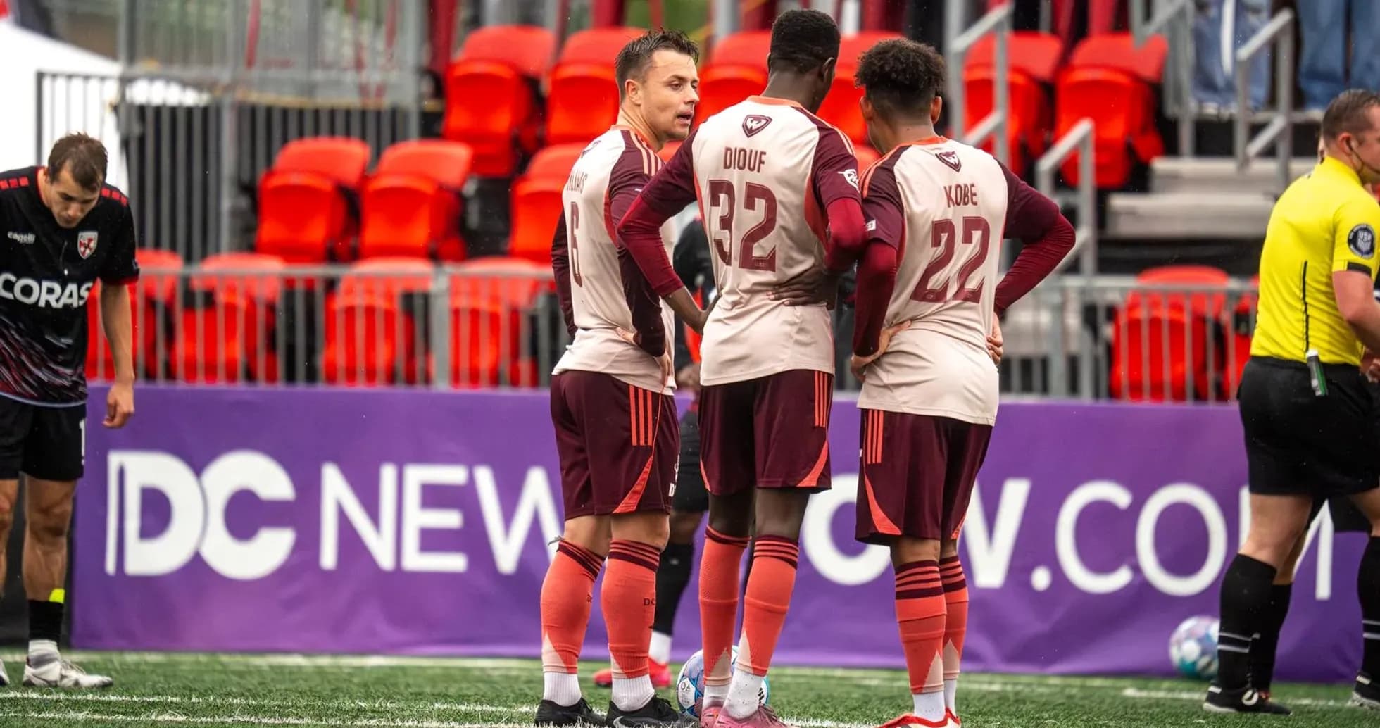 Jugadores de Detroit City en la cancha