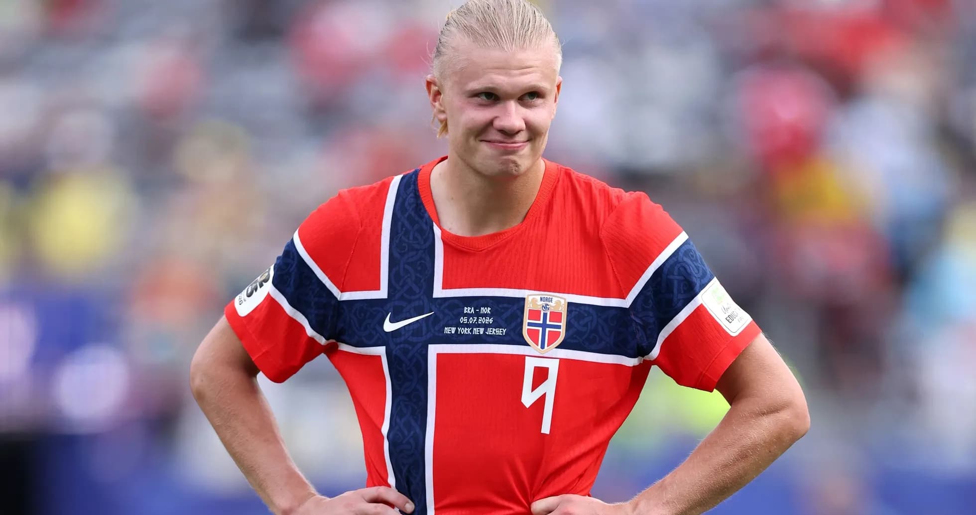 Jugador de Noruega con camiseta roja en el campo