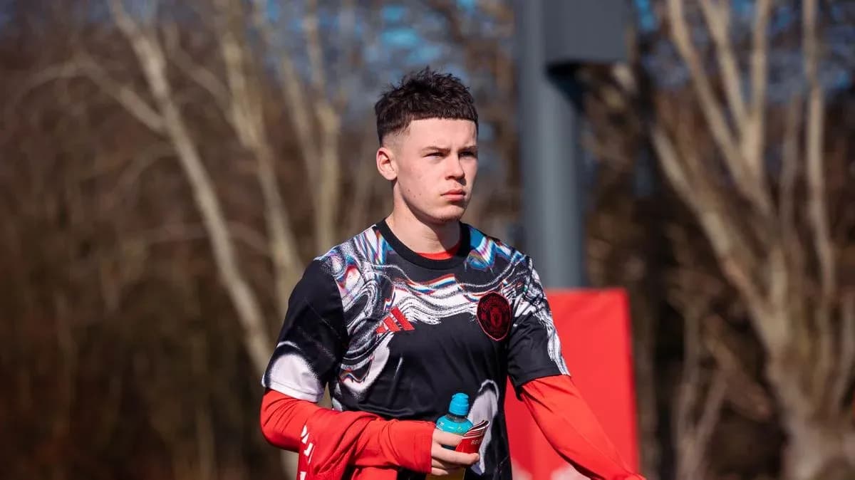 Jugador de fútbol caminando durante entrenamiento