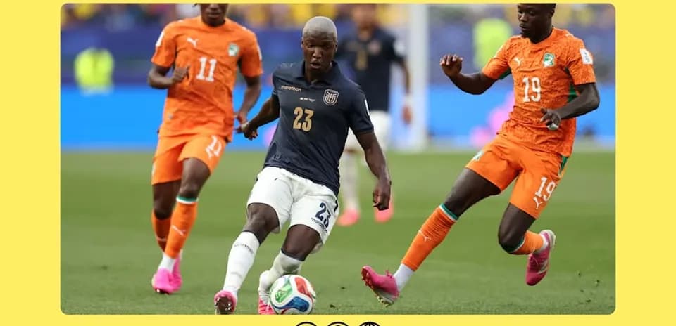 Jugador de Ecuador driblando entre dos defensores marfileños