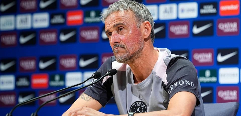 Entrenador en rueda de prensa con fondo patrocinador