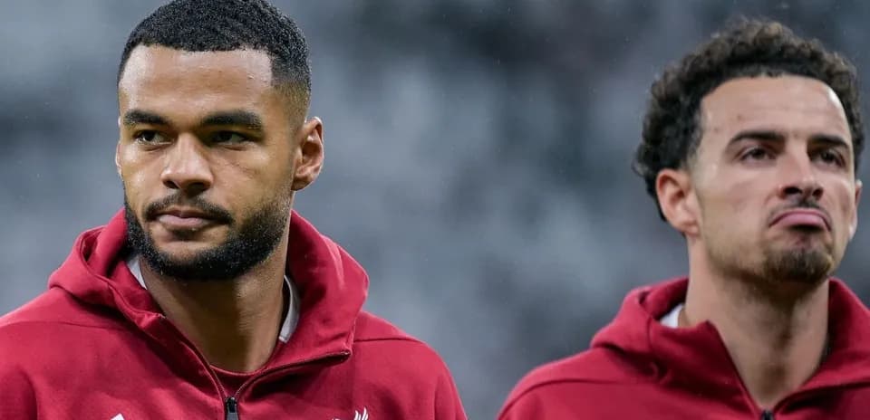 Jugadores de Liverpool en calentamiento previo al partido