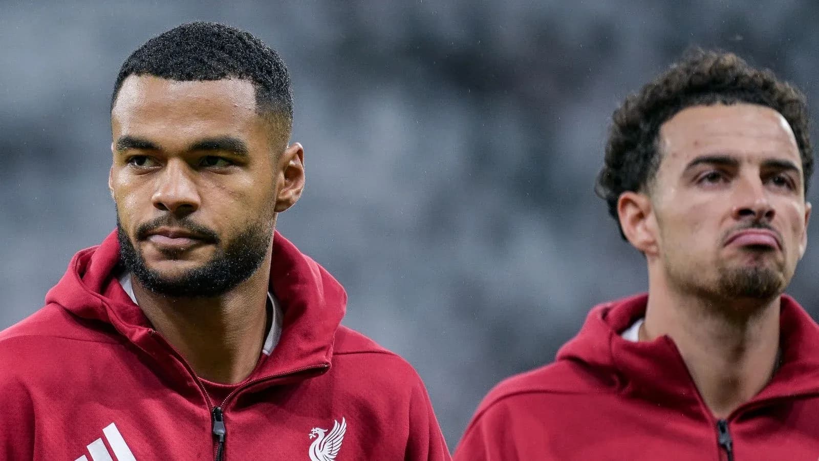 Jugadores de Liverpool en calentamiento previo al partido