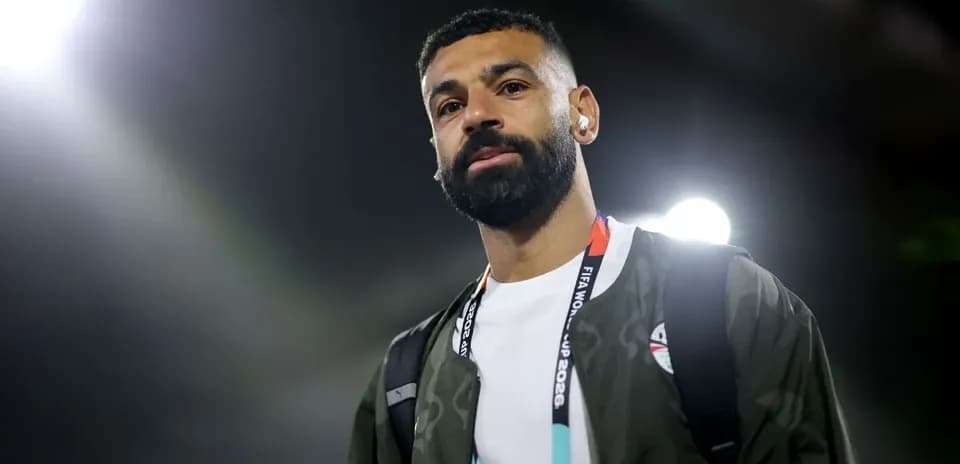 Jugador llegando al estadio con mochila y auriculares