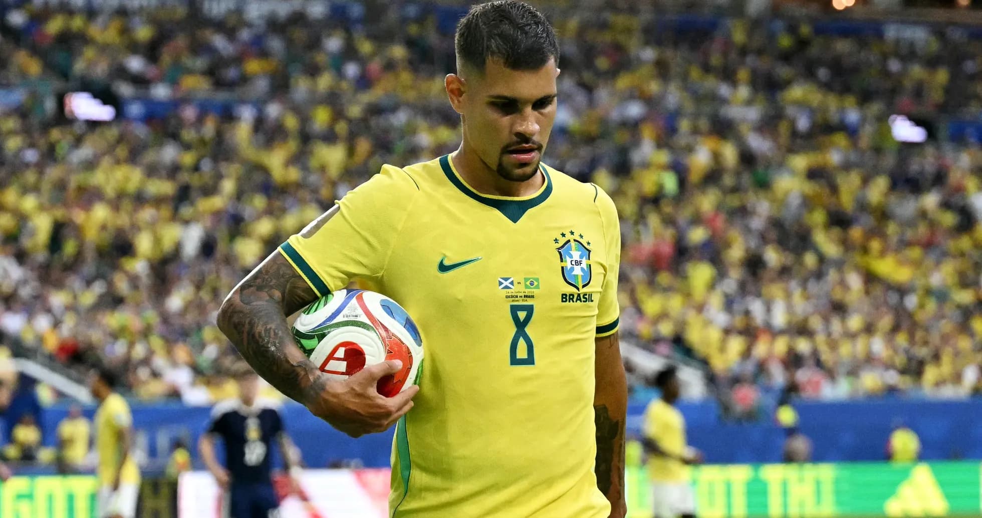 Jugador brasileño sosteniendo un balón durante el partido