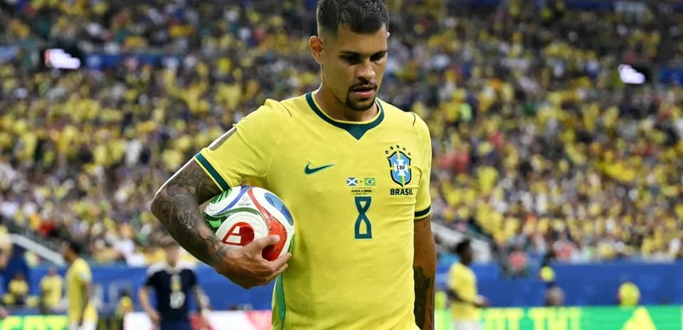 Jugador brasileño sosteniendo un balón durante el partido