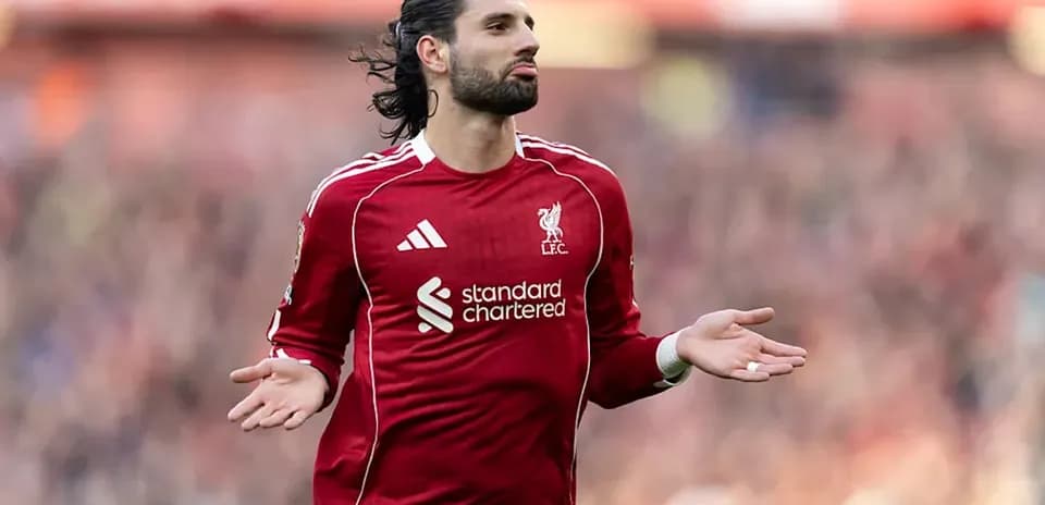 Jugador de Liverpool mostrando gestos durante el partido