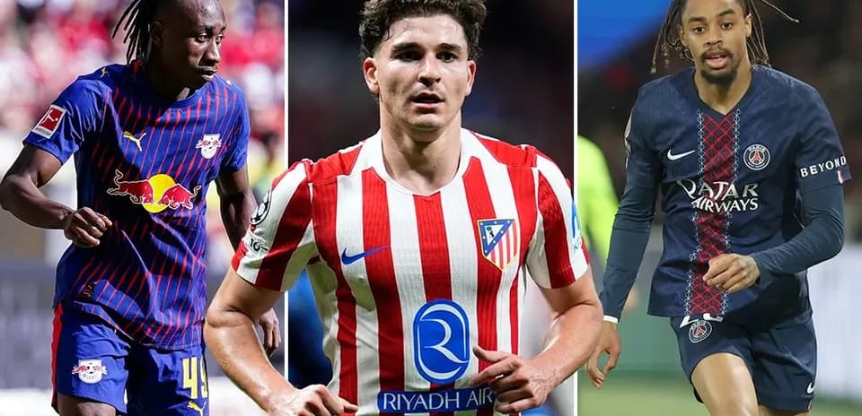 Tres jugadores de fútbol en acción durante un partido