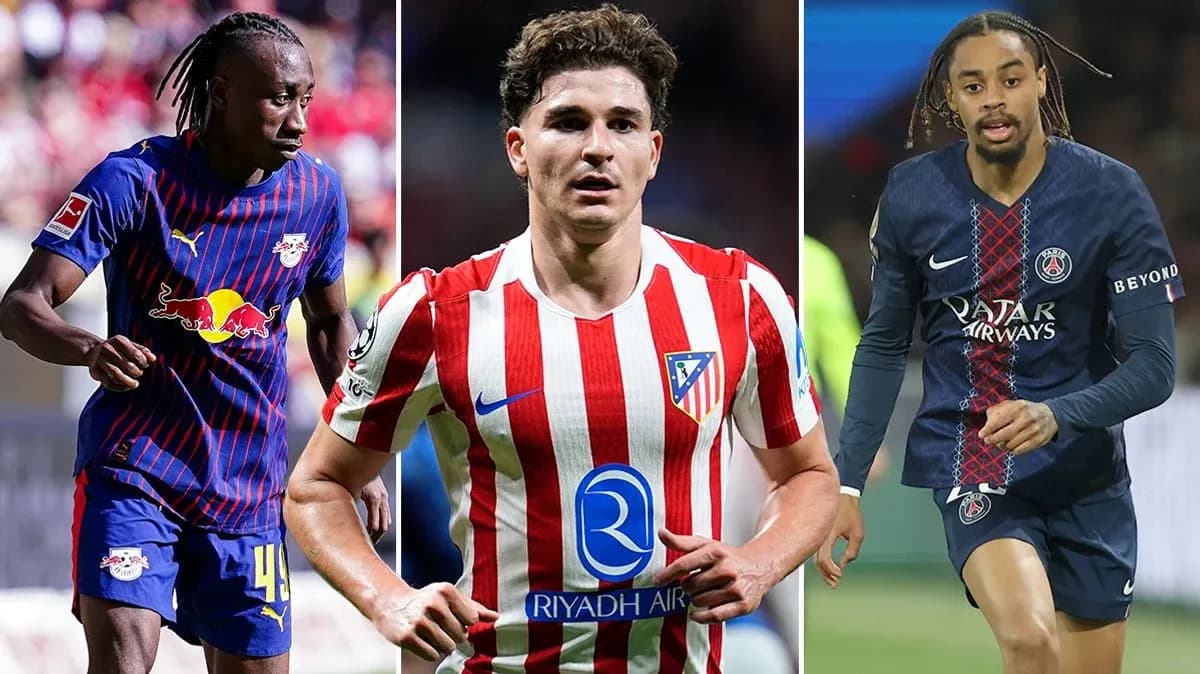 Tres jugadores de fútbol en acción durante un partido