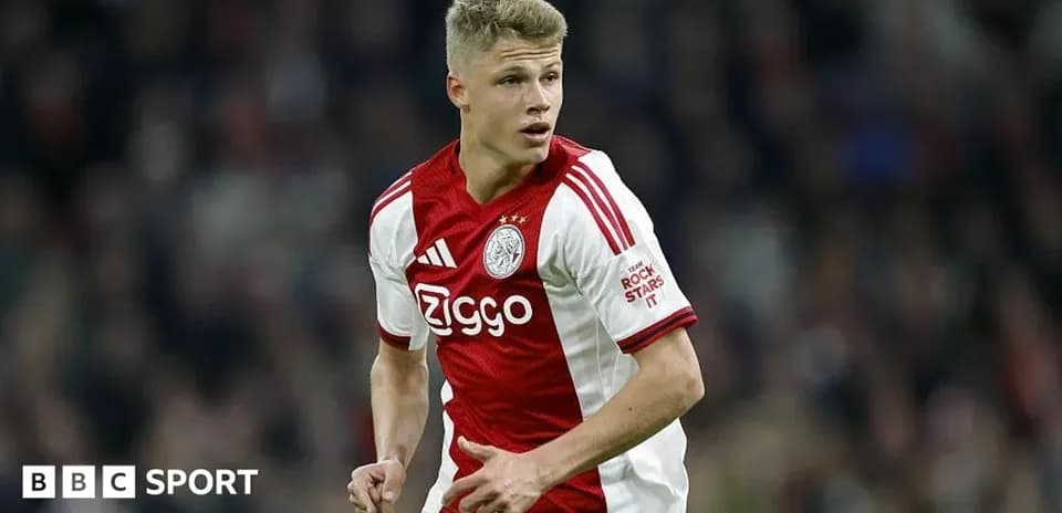 Jugador de Ajax corriendo en el campo durante partido