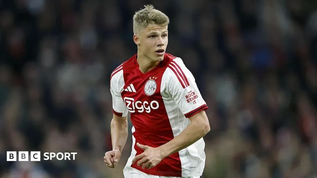 Jugador de Ajax corriendo en el campo durante partido