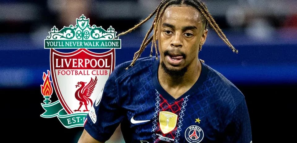 Jugador de PSG corriendo con logo de Liverpool en fondo