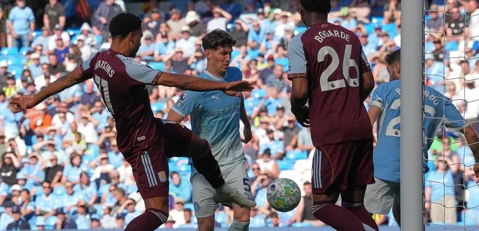 Acción durante el partido entre Manchester City y Aston Villa