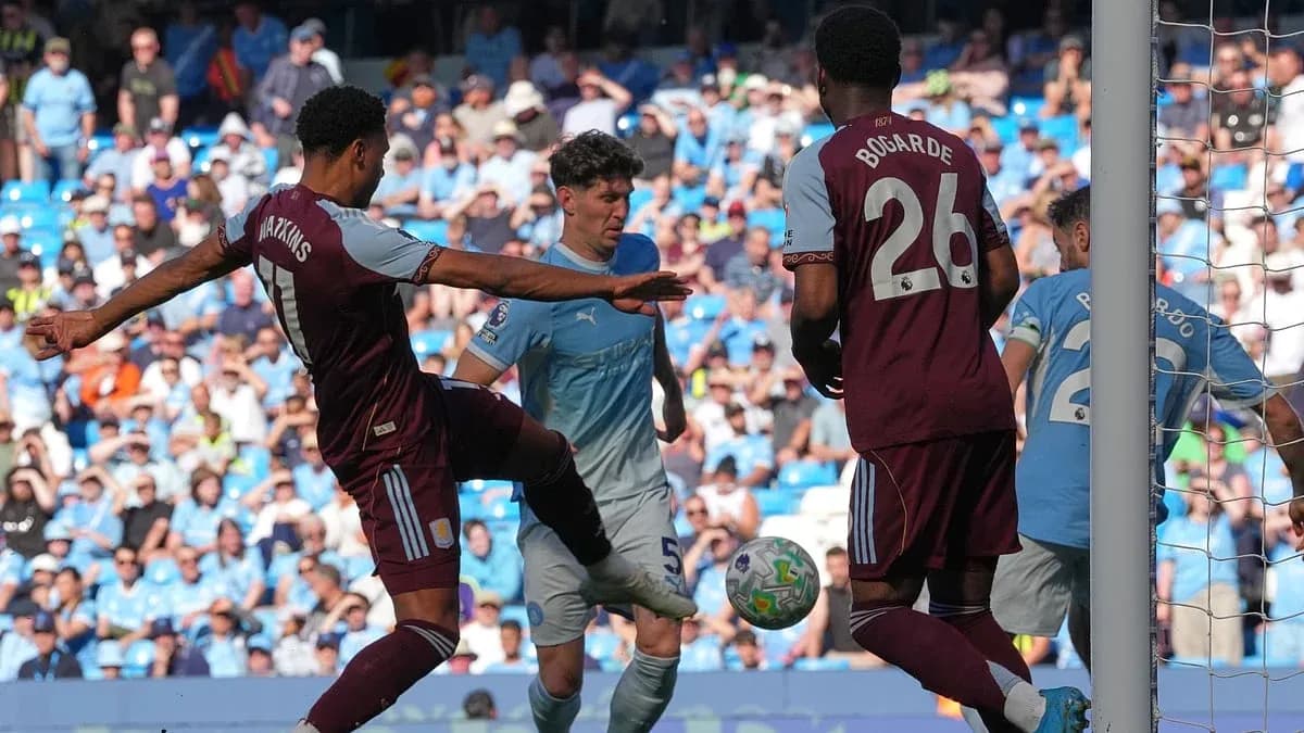 Acción durante el partido entre Manchester City y Aston Villa