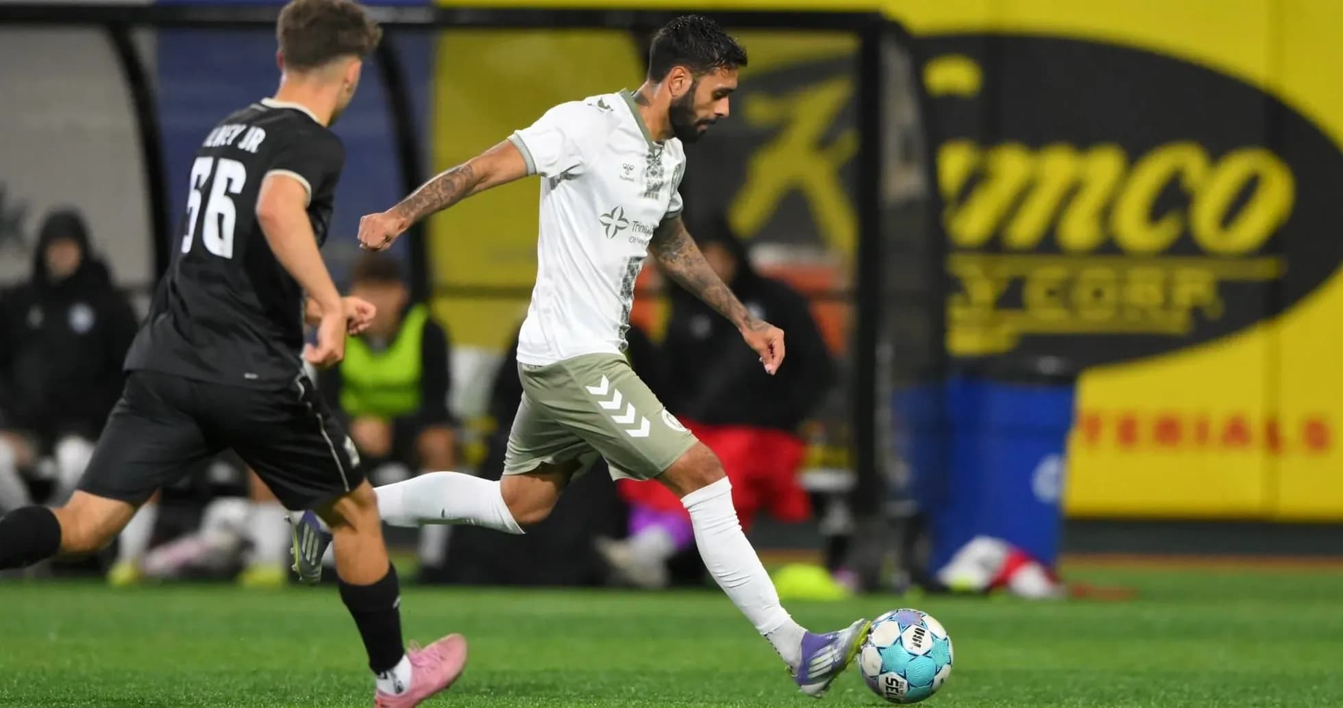 Jugador del NY Cosmos avanzando con el balón