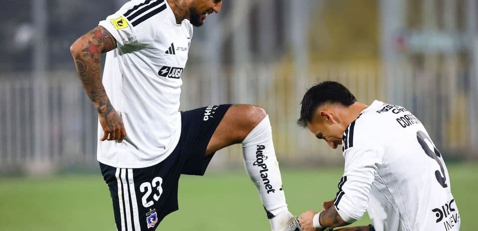 Dos jugadores de Colo Colo en el campo