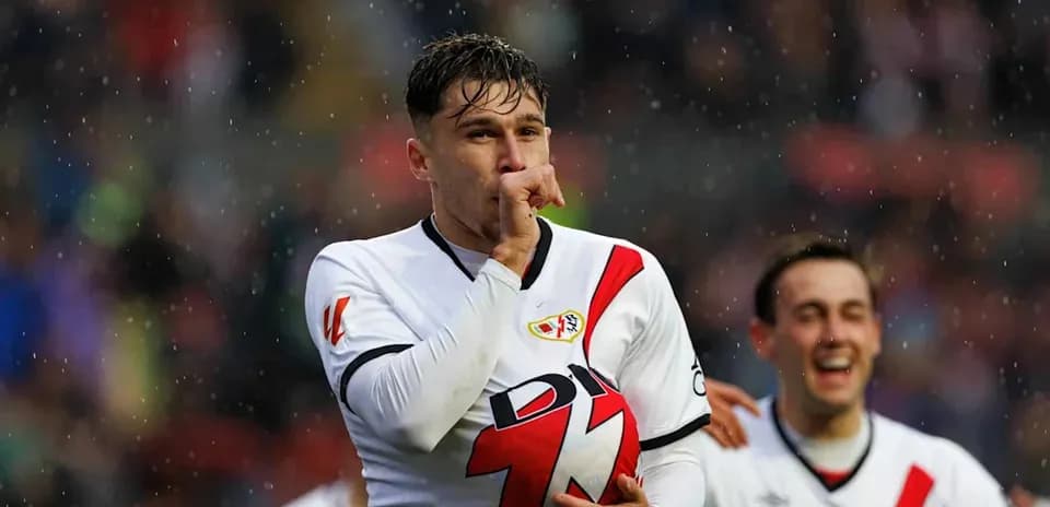 Jugador celebrando un gol en un partido de fútbol
