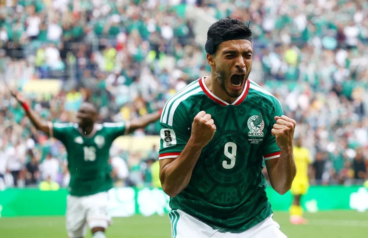 Jugador de México celebrando un gol en el partido