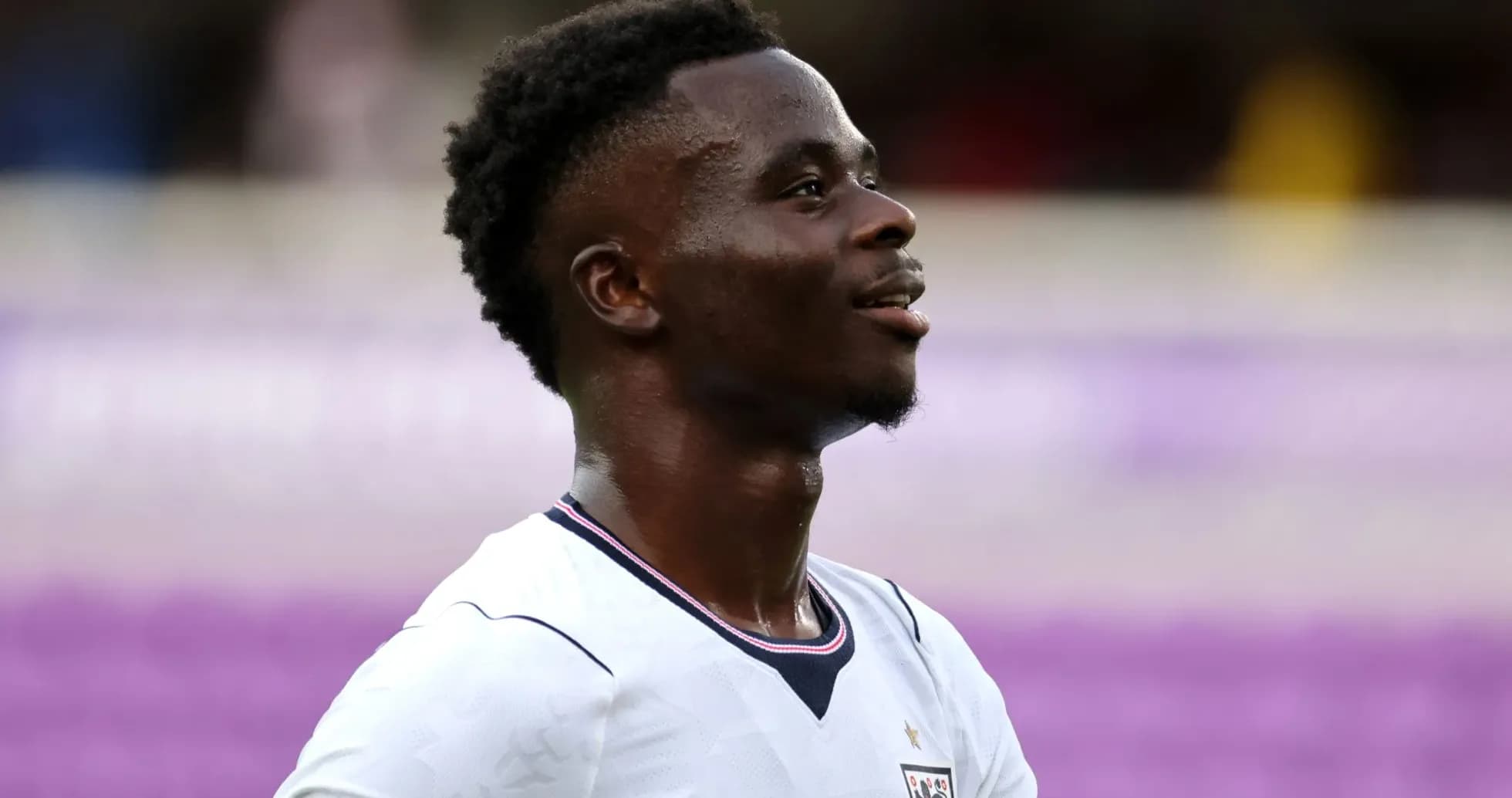 Jugador sonriendo durante partido de fútbol