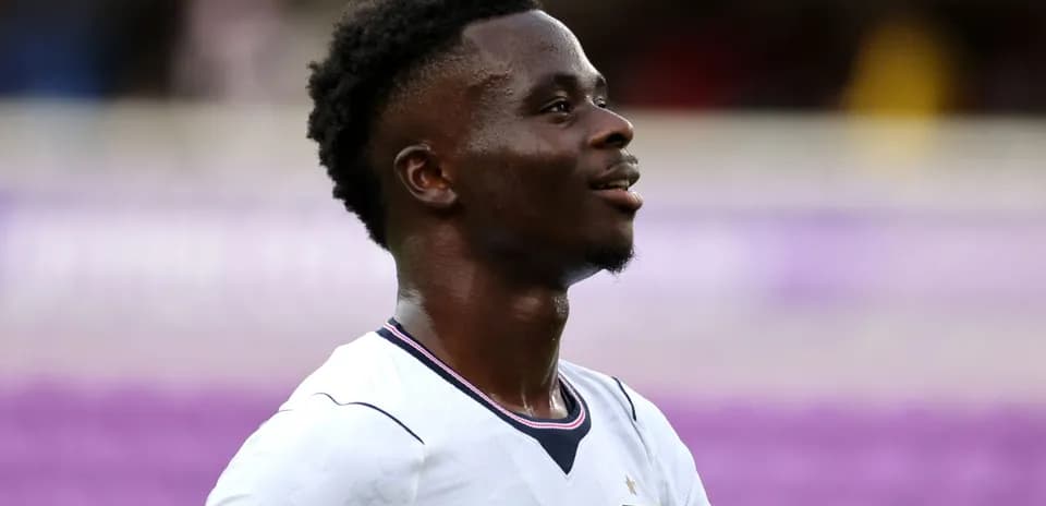Jugador sonriendo durante partido de fútbol