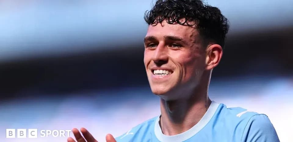 Jugador de fútbol sonriendo y aplaudiendo