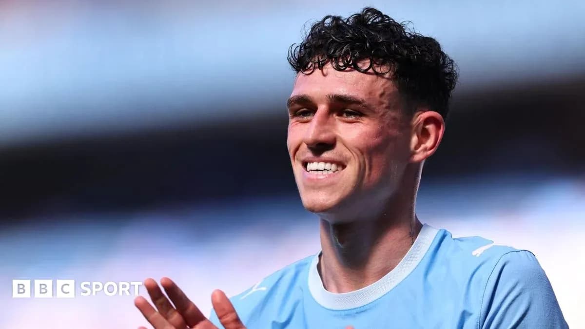 Jugador de fútbol sonriendo y aplaudiendo