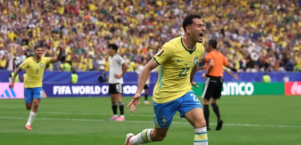 Jugador brasileño celebrando un gol en el partido