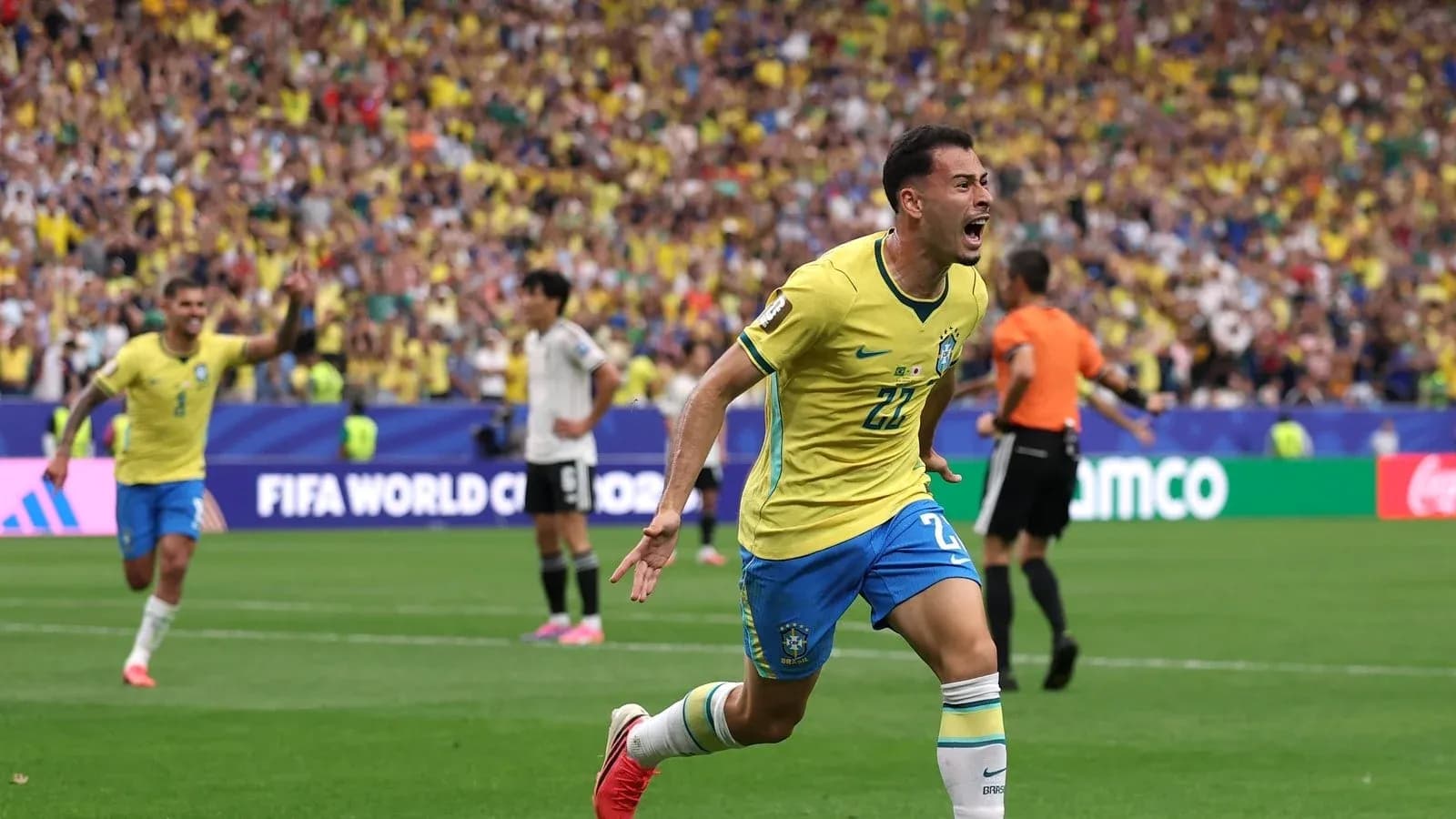 Jugador brasileño celebrando un gol en el partido