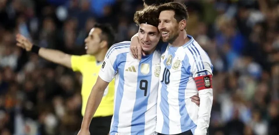 Jugadores de Argentina celebrando durante el partido