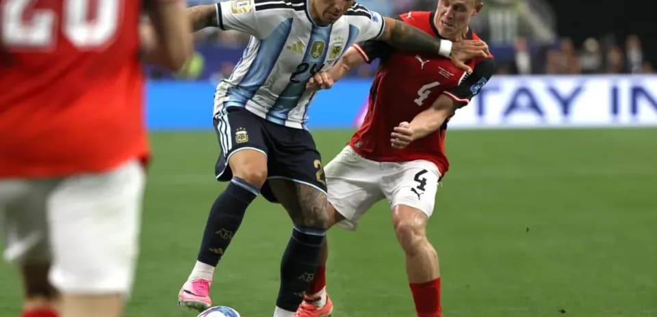 Jugador argentino luchando por el balón con oponente