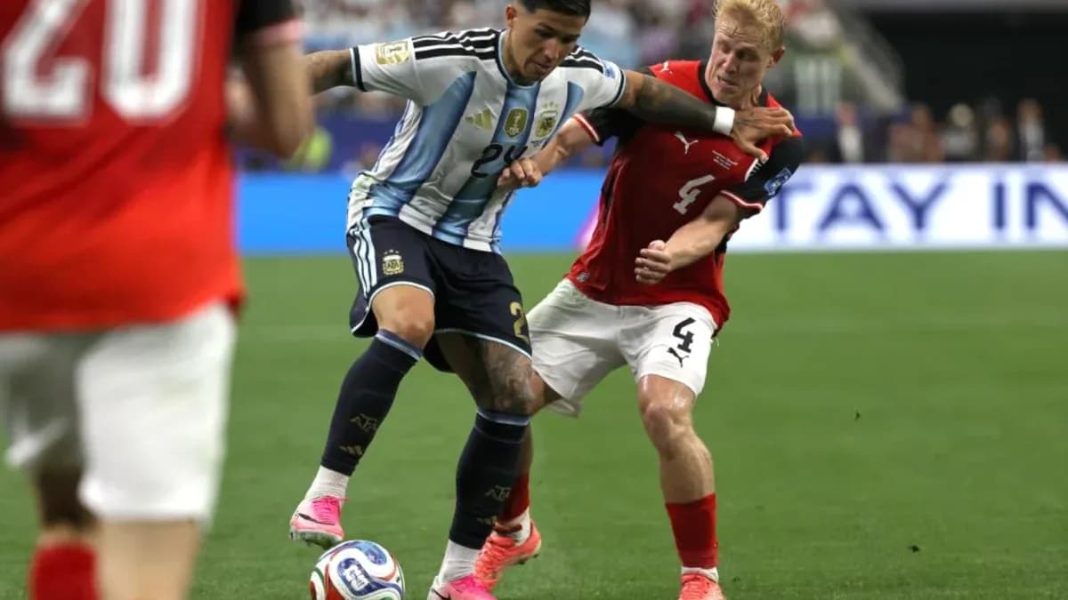 Jugador argentino luchando por el balón con oponente