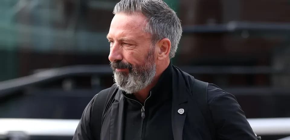 Hombre con barba y cabello gris caminando hacia adelante