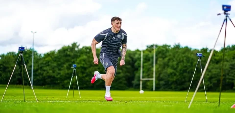 Jugador corriendo en sesión de entrenamiento al aire libre