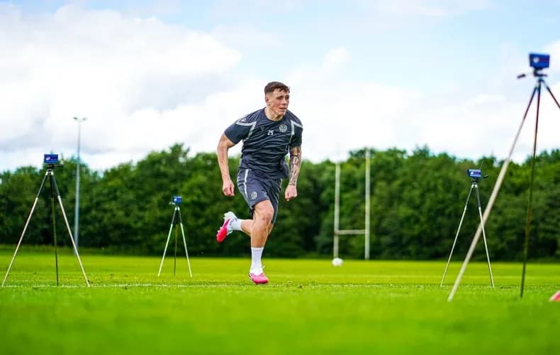 Jugador corriendo en sesión de entrenamiento al aire libre