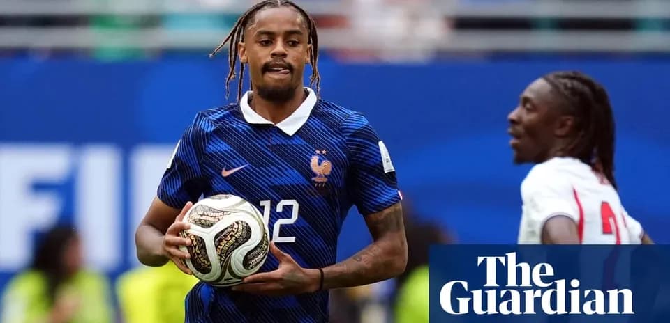 Jugador de Francia sosteniendo balón durante partido