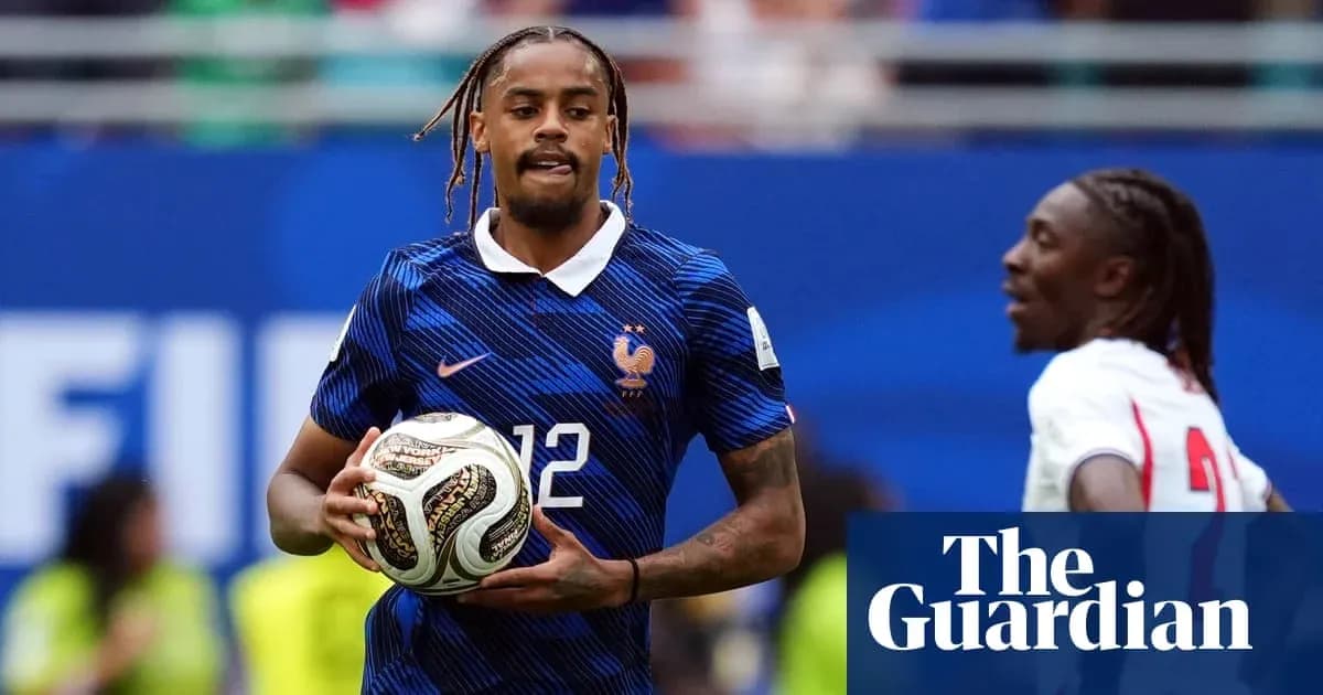 Jugador de Francia sosteniendo balón durante partido