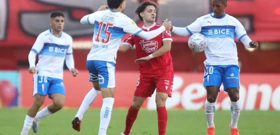Jugadores de U. Catolica y Nublense en acción
