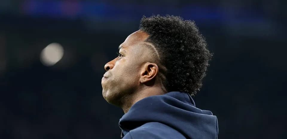 Jugador observando el campo antes del partido
