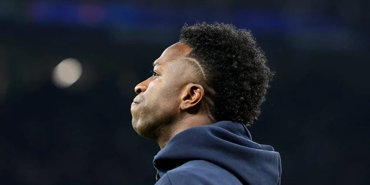 Jugador observando el campo antes del partido