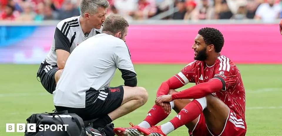 Jugador sentado recibiendo atención médica durante partido