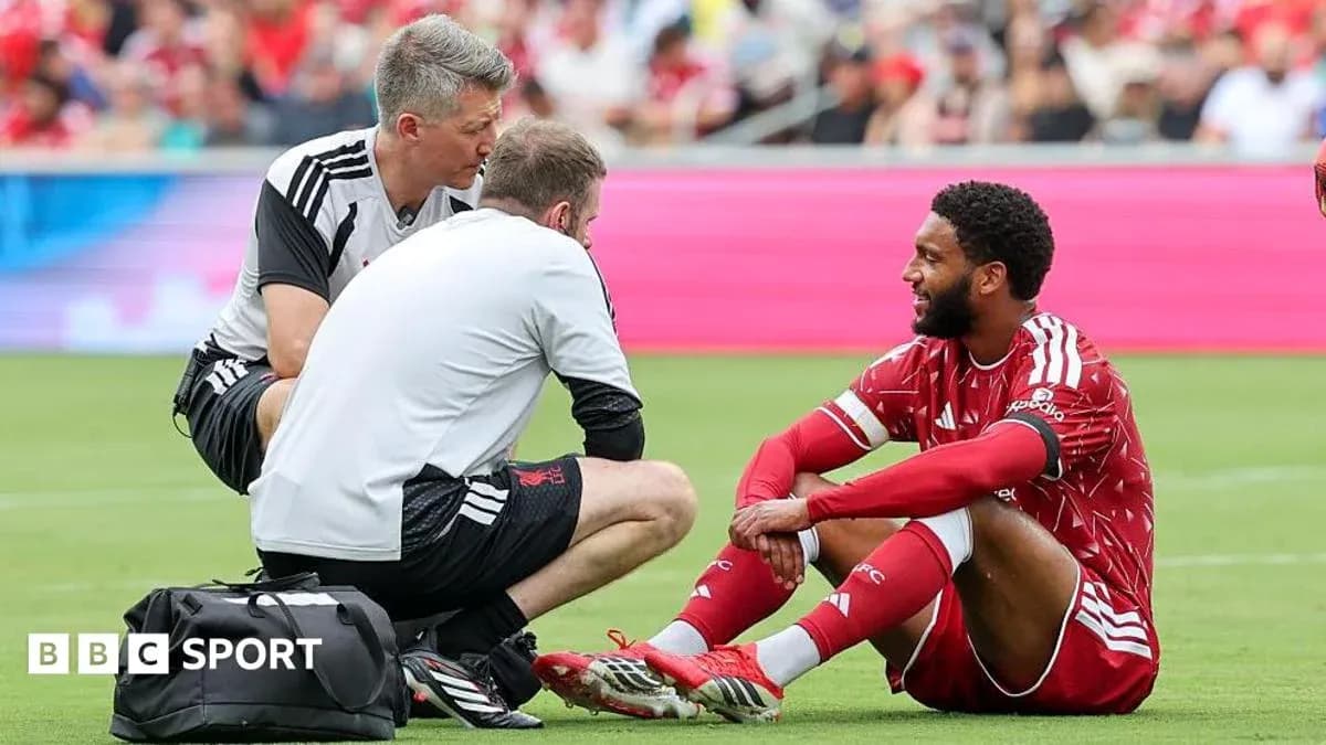 Jugador sentado recibiendo atención médica durante partido