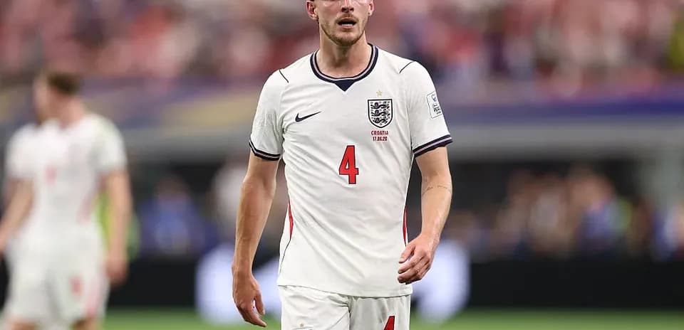 Jugador de Inglaterra caminando en el campo