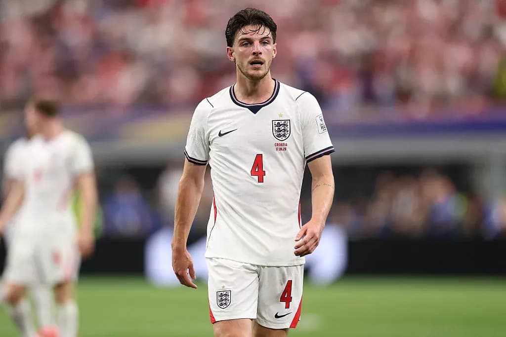 Jugador de Inglaterra caminando en el campo