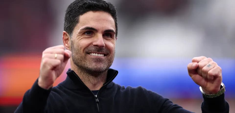 Entrenador sonriendo y levantando puños en celebración