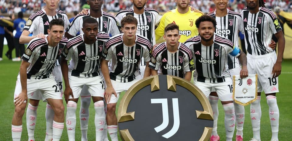Jugadores de Juventus posando con trofeo en Philadelphia