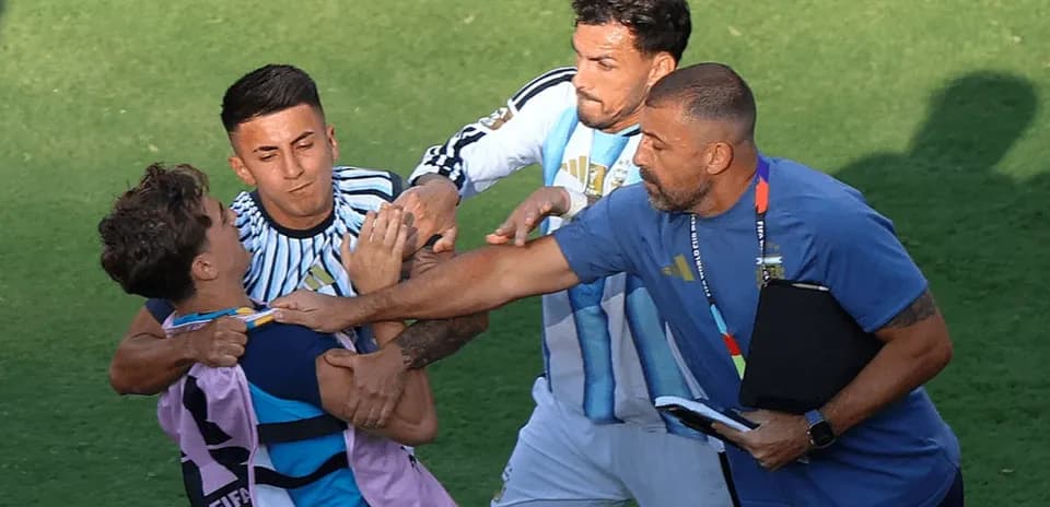 Jugadores y entrenador separando a jugadores en conflicto