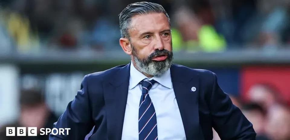 Entrenador en el banquillo durante el partido