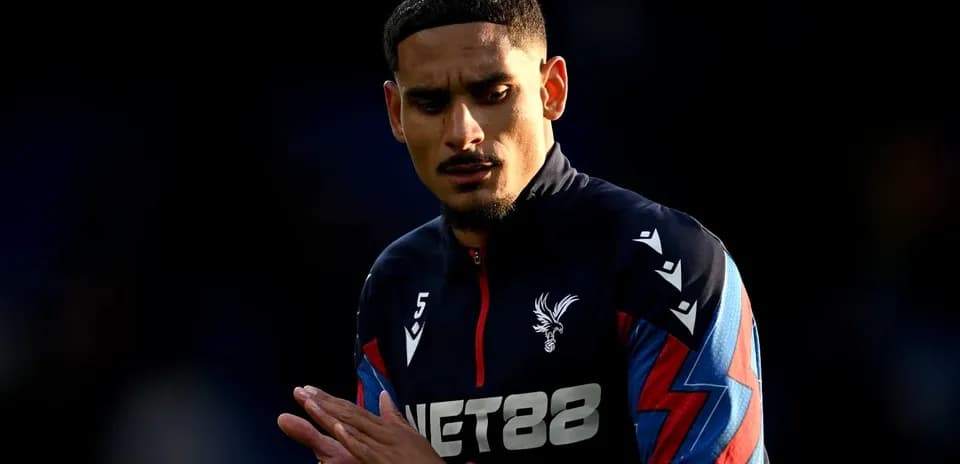 Jugador de Crystal Palace durante calentamiento previo al partido